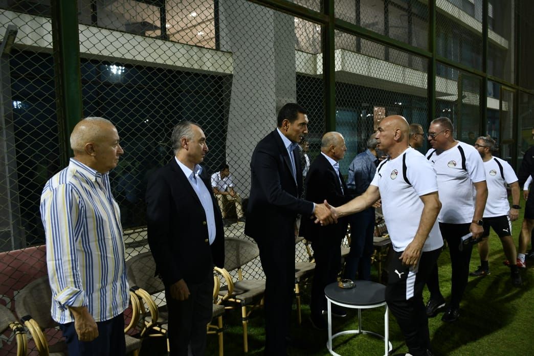 وزير الرياضة مع لاعبي منتخب مصر