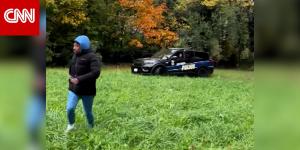 "مثير القلق".. فيديو لضابط شرطة أمريكي يطارد أحد المشاة بسيارة دورية