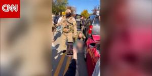 عميل فيدرالي يضرب رجلًا مثبتًا على الأرض زعم أنه قام بفعل مخل بالأدب.. شاهد السبب