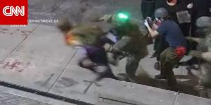 دفعوا متظاهرا سلميا أرضًا والتموا فوقه.. أدلة فيديو تستخدم ضد عناصر فيدراليين بأمريكا