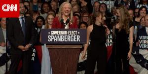 "لم تنظفي غرفتكِ".. شاهد حاكمة فرجينيا المنتخبة تحرج ابنتها مازحة بخطاب النصر