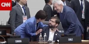 زحفت على كرسي نحو رئيس إندونيسيا وعانقت زعيم تشيلي.. رئيسة وزراء اليابان تثير الجدل بتصرفاتها أمام قادة العالم