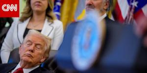 صور ترامب وهو يغلق عينيه خلال حدث بالبيت الأبيض تجتاح وسائل التواصل الاجتماعي