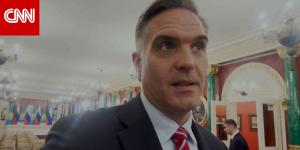 بعد حصوله على تصريح نادر.. مراسل CNN يوثق بكاميرا هاتفه المحمول داخل أسوار الكرملين الروسي