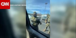 هويته الحقيقية لم تمنع احتجازه.. شاهد عملاء فيدراليين يعتقلون رجلًا بعد كسر نافذة مركبته