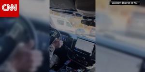 اقتحمت طريقهم فجأة.. شاهد شاحنة صغيرة تحاول الاصطدام بمركبة قوات الهجرة بأمريكا