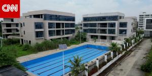 كاميرا CNN تزور قصر زعيم عصابة صيني هارب متهم بالاحتيال على آلاف البشر.. شاهد كيف كانت حياته