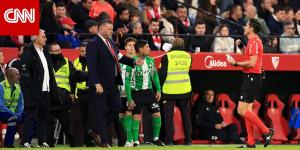 تسببت بإيقاف اللعب 15 دقيقة.. واقعة جدلية خلال مباراة إشبيلية وريال بيتيس