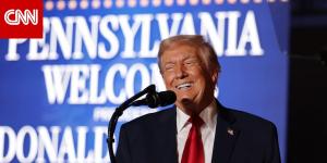 ترامب يمازح الحضور في تجمع جماهيري: "لو قرأت المكتوب في جهاز التلقين ستغفون"