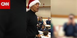 مرتديًا قبعة سانتا.. أوباما يفاجئ طلاب مدرسة في شيكاغو