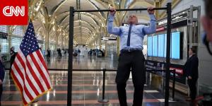 مؤتمر صحفي يتحول إلى مسابقة رياضية في مطار بأمريكا