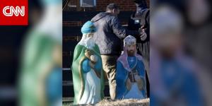 مشهد الميلاد مع تماثيل لعناصر إدارة الهجرة.. شاهد ما فعله رجل بها