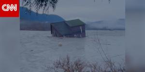 شاهد.. منزل يطفو على نهر بعد فيضانات كارثية غمرت مناطق سكنية في واشنطن