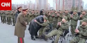 أحدهم حاول النهوض أمام كيم جونغ أون.. شاهد الزعيم الكوري يعانق جنودًا على كراسيهم