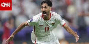 تصرف لافت من لاعبي منتخب الأردن تجاه يزن النعيمات خلال مباراة السعودية