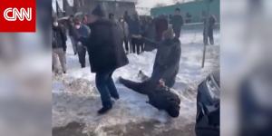 شاهد.. عنصرا هجرة أمريكية يجران امرأة أرضا.. ويجثو أحدهما على ظهرها