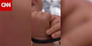 قيود بلاستيكية على يد دمية "الطفل يسوع" في مشهد الميلاد تثير ردود فعل متباينة