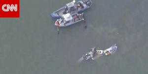 شاهد كيف تحاول فرق الإنقاذ استخراج حطام طائرة سقطت في خليج غالفستون