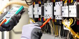 «الكهرباء»: انقطاع التيار عن أجزاء محدودة من «الفنيطيس» و«القرين»