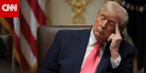 ترامب يرد على التساؤلات بشأن كدمات اليد وإغماض العين في الاجتماعات