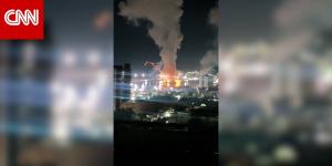 لحظة انفجار هائل في ميناء لا غوايرا شمال عاصمة فنزويلا كاراكاس