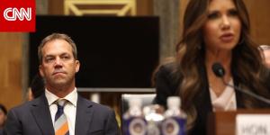 شاهد.. صورة لمن يبدو أنه زوج وزيرة أمريكية سابقة بثديين صناعيين تثير مخاوف أمنية