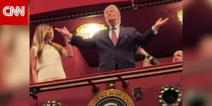 تصفيق وصيحات استهجان.. شاهد كيف استُقبل ترامب في "مركز ترامب كينيدي"