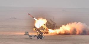 الدفاعات الجوية تتصدى حالياً لهجمات صاروخية وطائرات مسيرة معادية