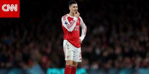 لقطة جدلية في كأس إنجلترا.. لاعب أرسنال يدفع الحكم ويتلقى عقوبة