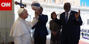 البابا لاوُن يُدير كرة سلة على إصبعه خلال استقبال فريق "هارلم غلوبتروترز" الاستعراضي