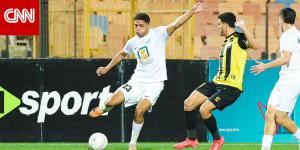 لقطة طريفة.. لاعب في الدوري المصري يقبّل رأس الحكم بعد احتساب هدف لفريقه