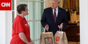 "الأمر كان مبتذلاً بعض الشيء".. ترامب يعلق على "توصيل وجبة إلى مكتبه البيضاوي"