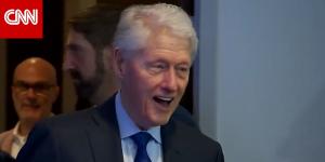 بيل كلينتون يظهر بشكل مفاجئ في مؤتمر صحفي لفريق رياضي