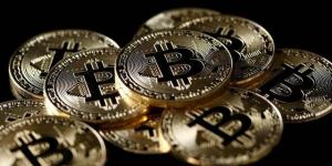 البيتكوين يرتد فوق 63 ألف دولار وسط ضغوط التدفقات الخارجة