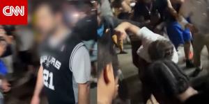 شاهد.. مشجع يتعرض لضرب مبرح ودهس من قبل مشجعي فريق الخصم بعد مباراة NBA