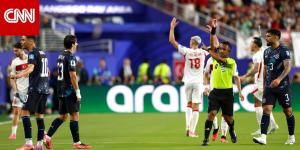 لقطة مونديالية.. طرد لاعب باراغواي بسبب تغطيته لفمه خلال مشادة مع منافسه