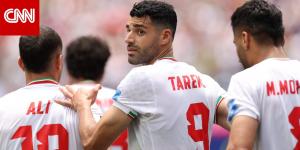 "تبقى روحنا حيّة".. منتخب إيران يترك رسالة لمدينة لوس أنجلوس في غرف تبديل الملابس
