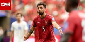 عانقه وقبّل رأسه.. لاعب منتخب البرتغال يواسي مدافع أوزبكستان لحظة بكائه