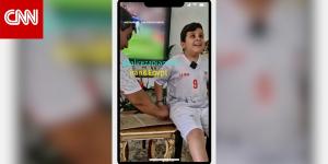أب إيراني يبتكر طريقة مؤثرة ليُشعر ابنه الكفيف بأجواء كأس العالم