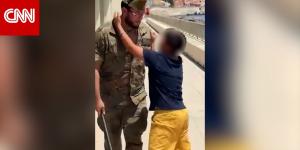 جنود إسبان يرافقون طفلًا مغربيًا باكيًا إلى الحدود في سبتة
