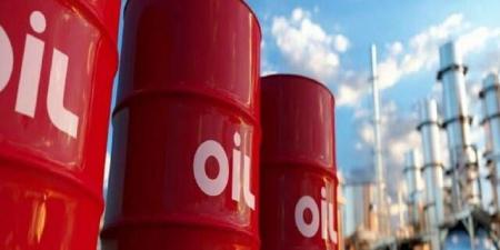 انخفاض النفط عند الإغلاق ليعمق خسائره الأسبوعية لأكثر من 1.5%