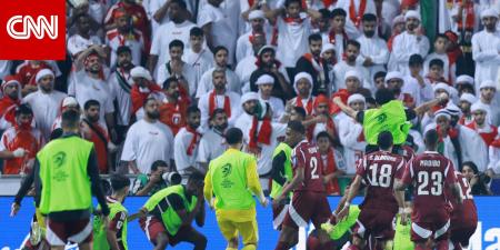 "رمي اللاعبين بالأيفون".. ما حقيقة الصورة المتداولة لمباراة الإمارات وقطر؟