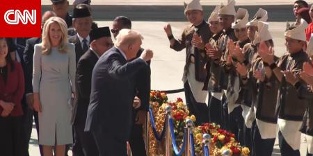بعد وصوله ماليزيا.. ترامب يرقص على السجادة الحمراء أثناء استقباله