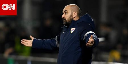 سقط على أرض الملعب فجأة ثم تُوفي.. مدرب الخلود السعودي السابق يفارق الحياة