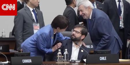 زحفت على كرسي نحو رئيس إندونيسيا وعانقت زعيم تشيلي.. رئيسة وزراء اليابان تثير الجدل بتصرفاتها أمام قادة العالم