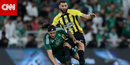 تصرف إيبانيز تجاه بنزيما خلال مباراة الاتحاد والأهلي يثير تفاعلاً