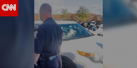 فيديو يرصد إصابة رجل بما يبدو نوبة صرع أثناء اعتقال لضباط الهجرة في أمريكا