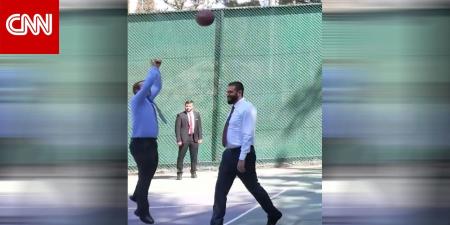 سوريا.. أحمد الشرع يشعل ضجة بفيديو مع قائد عسكري أمريكي يلعبان كرة السلة