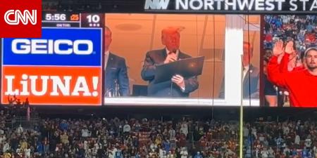 شاهد.. ترامب يُستقبل بصيحات استهجان شديدة أثناء أدائه اليمين الدستورية لأعضاء الجيش