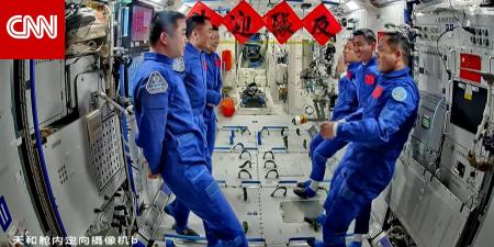 احتفلوا قبل أيام بقرب انتهاء مهمتهم.. رواد يعلقون في الفضاء بعد اصطدام حطام بمركبتهم